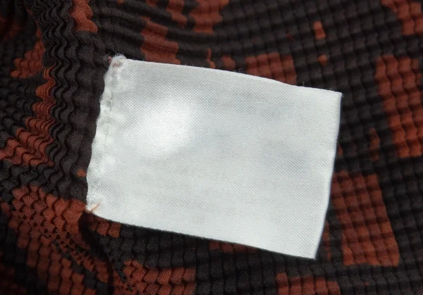 イッセイミヤケ ミーISSEY MIYAKE me 手書き風ジオメトリックプリントニットプリーツハイネックカットソー 茶黒M位 K-96148_013