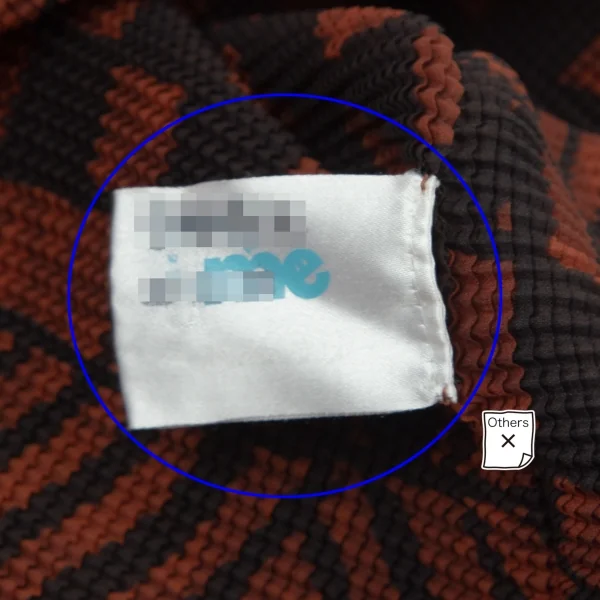 イッセイミヤケ ミーISSEY MIYAKE me 手書き風ジオメトリックプリントニットプリーツハイネックカットソー 茶黒M位 K-96148_014