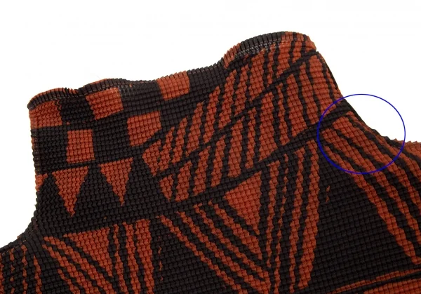イッセイミヤケ ミーISSEY MIYAKE me 手書き風ジオメトリックプリントニットプリーツハイネックカットソー 茶黒M位 K-96148_004