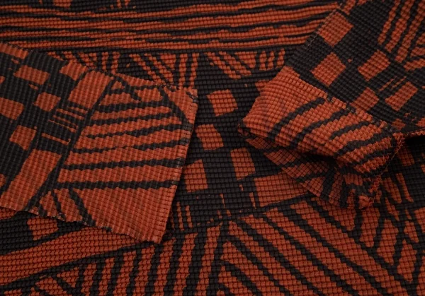 イッセイミヤケ ミーISSEY MIYAKE me 手書き風ジオメトリックプリントニットプリーツハイネックカットソー 茶黒M位 K-96148_007