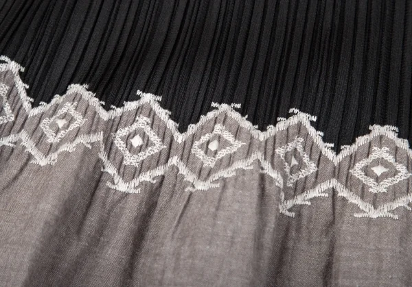 プリーツプリーズPLEATS PLEASE 裾異素材刺繍切替プリーツノースリーブワンピース 黒グレーM位 K-96840_007