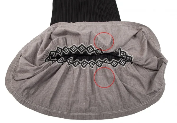プリーツプリーズPLEATS PLEASE 裾異素材刺繍切替プリーツノースリーブワンピース 黒グレーM位 K-96840_008