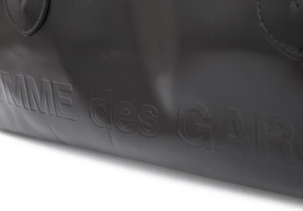 コムデギャルソンCOMME des GARCONS レザーロゴ型押しボストンバッグ 黒 K-97345_003