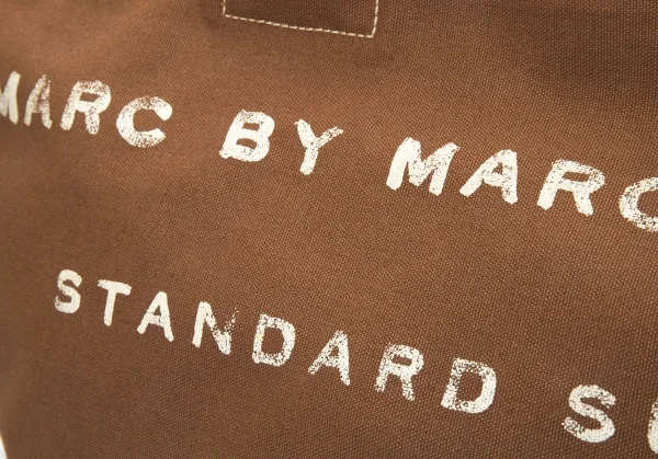 マークバイマークジェイコブスMARC by MARC JACOBS ロゴペイントキャンバスラージトートバッグ 茶 K-97492_003