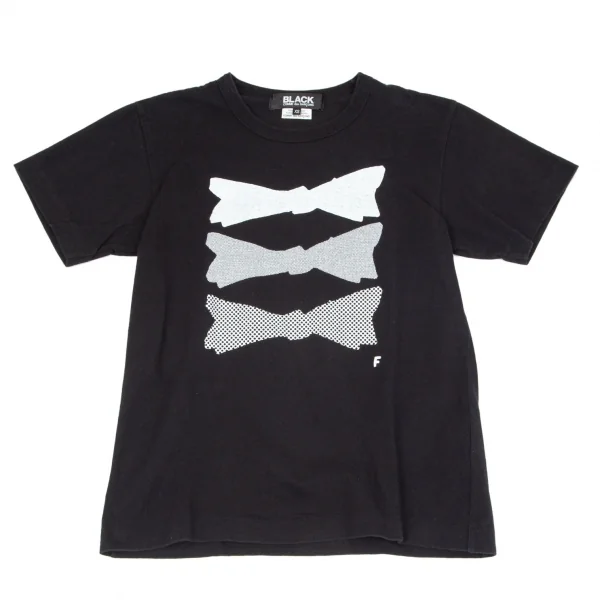 ブラックコムデギャルソンBLACK COMME des GARCONS リボンプリントTシャツ 黒XS K-97844_001