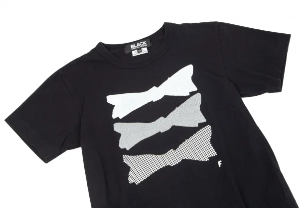 ブラックコムデギャルソンBLACK COMME des GARCONS リボンプリントTシャツ 黒XS K-97844_002
