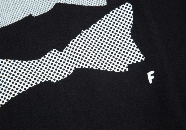 ブラックコムデギャルソンBLACK COMME des GARCONS リボンプリントTシャツ 黒XS K-97844_005