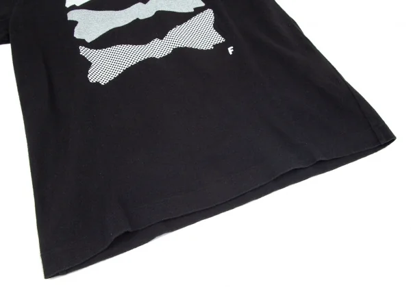 ブラックコムデギャルソンBLACK COMME des GARCONS リボンプリントTシャツ 黒XS K-97844_007