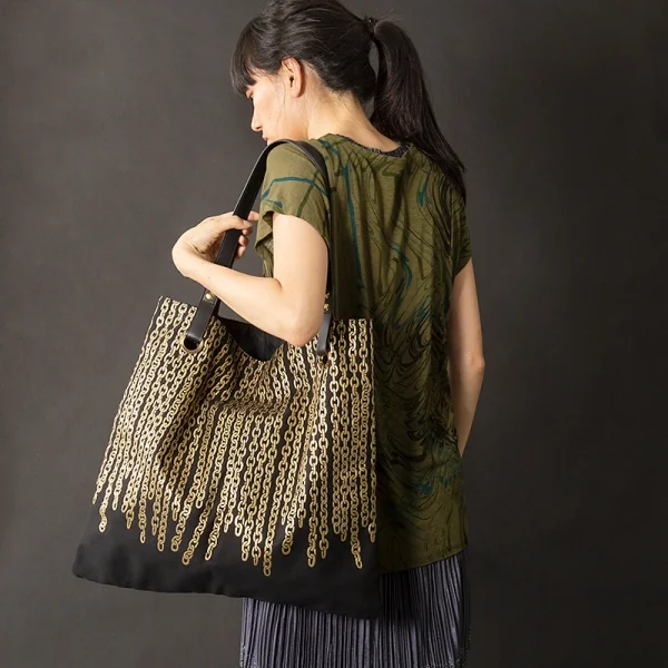 プリーツプリーズPLEATS PLEASE ゴールドチェーンプリントトートバッグ 黒ゴールド K-98100_011