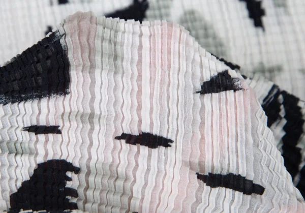 イッセイミヤケ ミーISSEY MIYAKE me 水墨画プリントニットプリーツショートスリーブTシャツ 白黒M位 K-98488_011