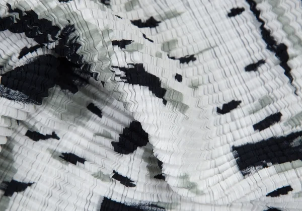 イッセイミヤケ ミーISSEY MIYAKE me 水墨画プリントニットプリーツショートスリーブTシャツ 白黒M位 K-98488_012