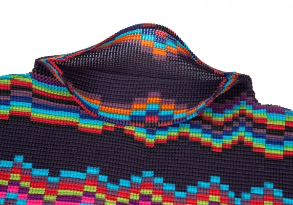 イッセイミヤケ ミーISSEY MIYAKE me ギザギザプリントブロックプリーツハイネックカットソー 紺マルチF K-98626_004