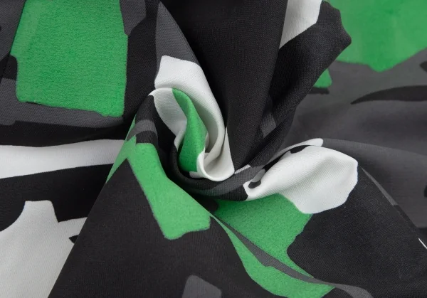 コムデギャルソン オムプリュスCOMME des GARCONS HOMME PLUS ポリ総柄プリントクロップドパンツ 黒グレー緑白M K-98804_017