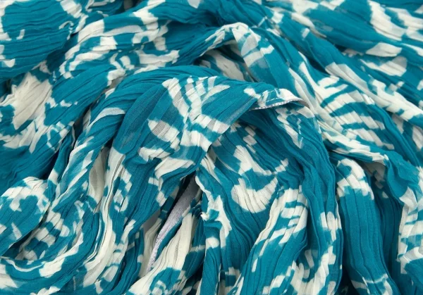 イッセイミヤケ フェットISSEY MIYAKE FETE ダマスクプリントシワプリーツストール ターコイズM位 K-99965_005