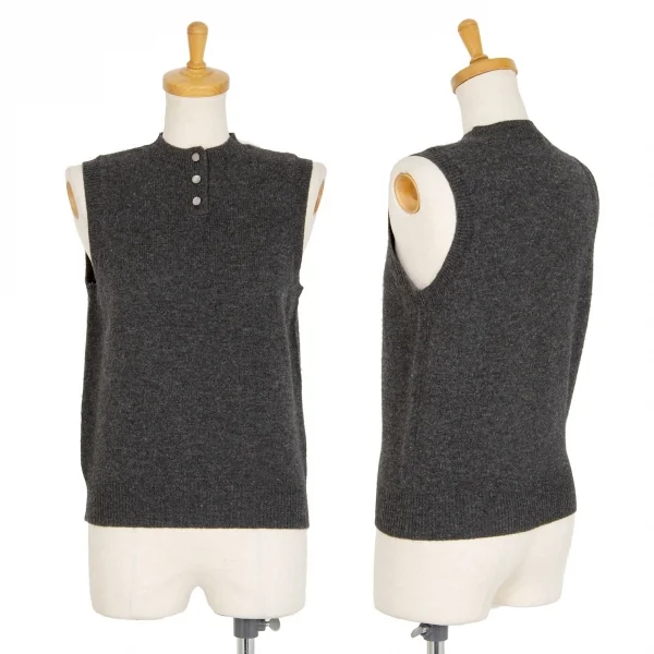 マドモアゼルノンノンMademoiselle NON NONウールヘンリーネックロゴ刺繍ニットベスト チャコールM K-101000_001