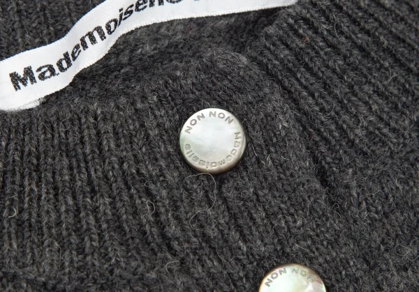 マドモアゼルノンノンMademoiselle NON NONウールヘンリーネックロゴ刺繍ニットベスト チャコールM K-101000_006