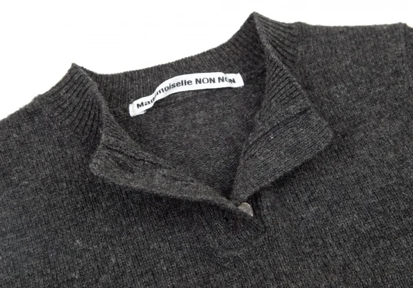 マドモアゼルノンノンMademoiselle NON NONウールヘンリーネックロゴ刺繍ニットベスト チャコールM K-101000_007