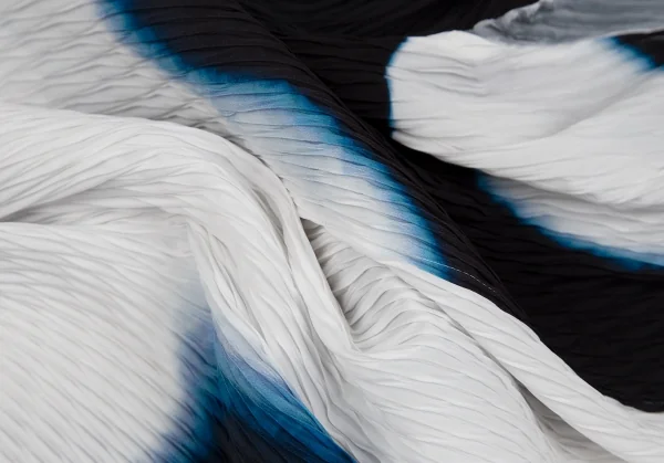 イッセイミヤケISSEY MIYAKE ぼかしプリントプリーツショートジャケット 白黒2 K-102231_016