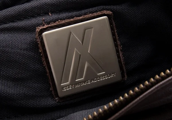 ISSEY MIYAKE ACCESSORY Leather Triangle Body Bag K-102849_013