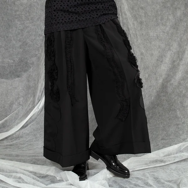 コムデギャルソンCOMME des GARCONS ウールフロントチュール花柄装飾カッティングデザインワイドパンツ 黒S K-103116_017