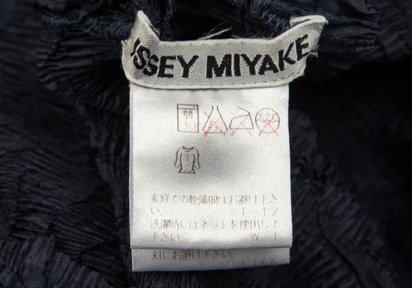 イッセイミヤケISSEY MIYAKE立体プリーツハイネックカットソー 紺M K-103459_015