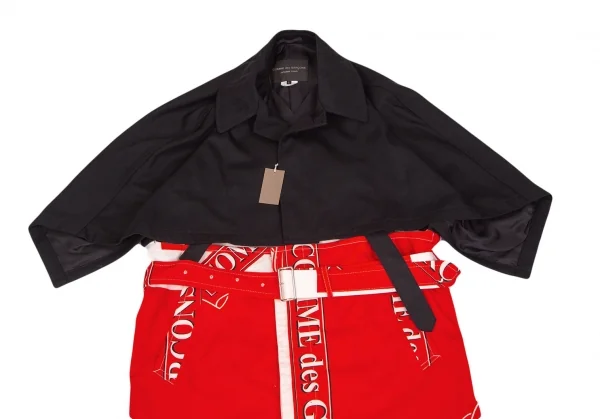 コムデギャルソン オムプリュスCOMME des GARCONS HOMME PLUS ロゴ総柄ドッキングポンチョコート 黒赤白L K-103559_002