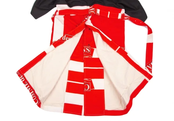 コムデギャルソン オムプリュスCOMME des GARCONS HOMME PLUS ロゴ総柄ドッキングポンチョコート 黒赤白L K-103559_015