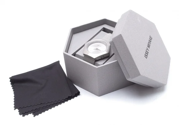 イッセイミヤケISSEY MIYAKE Designed by Konstantin Grcic コンスタンティン・グルチッチ ROKU 六角形ステンレススチールウォッチ 腕時計 シルバー K-104096_010