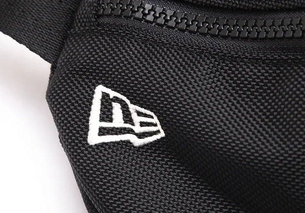 ヨウジヤマモト プールオム×ニューエラYohji Yamamoto POUR HOMME×NEWERA 裏地ブルドッグチェーンロゴ刺繍ナイロンウエストバッグ 黒 K-104247_003