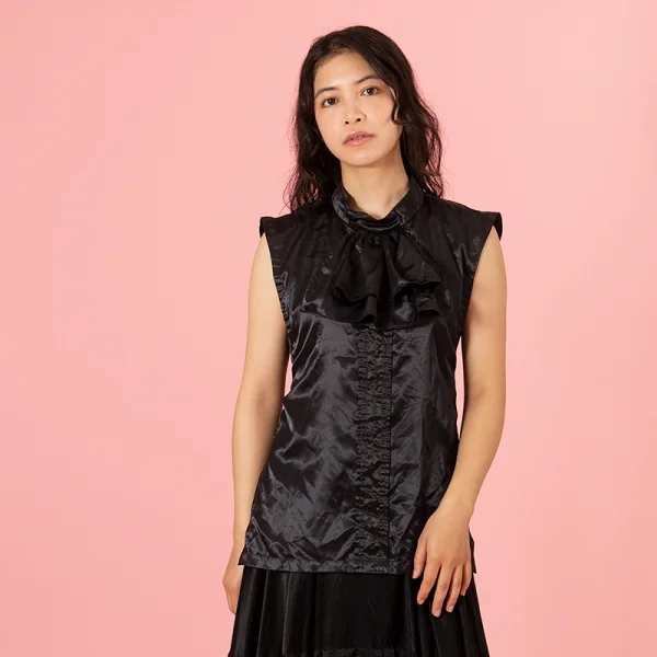 コムコム コムデギャルソンCOMME des GARCONS ポリフリル装飾エプロンベスト 黒S K-104412_016