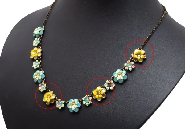 ミハエルネグリンMichal Negrin フラワーチャームネックレス アンティークゴールド青黄色 K-104452_002