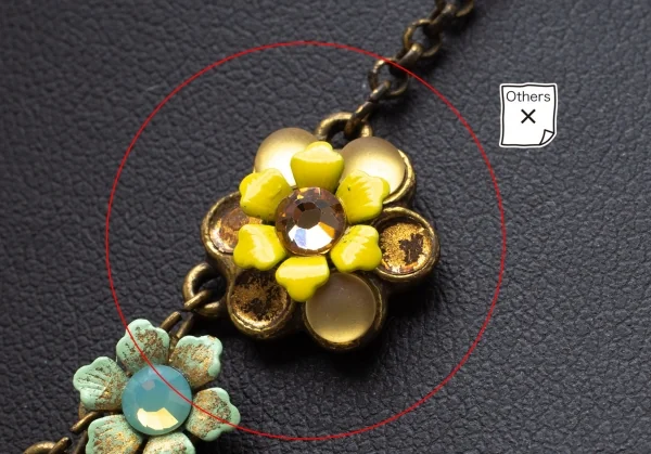 ミハエルネグリンMichal Negrin フラワーチャームネックレス アンティークゴールド青黄色 K-104452_003