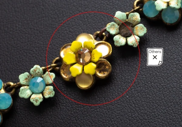 ミハエルネグリンMichal Negrin フラワーチャームネックレス アンティークゴールド青黄色 K-104452_004