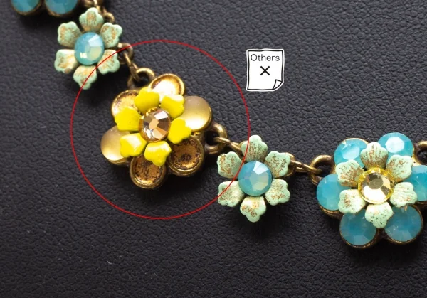 ミハエルネグリンMichal Negrin フラワーチャームネックレス アンティークゴールド青黄色 K-104452_005