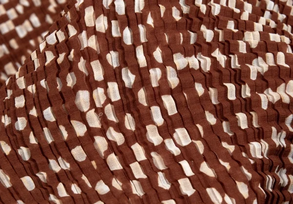 イッセイミヤケISSEY MIYAKE ストレッチプリーツドットハイネックノースリーブロングカットソー 赤茶オフL K-104674_012