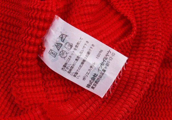イッセイミヤケ ミーISSEY MIYAKE me ボックスプリーツハイネックカッティングシャツ 赤F K-104715_015