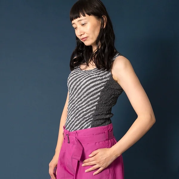 イッセイミヤケ ミーISSEY MIYAKE me 斜めストライプカリフラワータンクトップ グレーF K-104719_010
