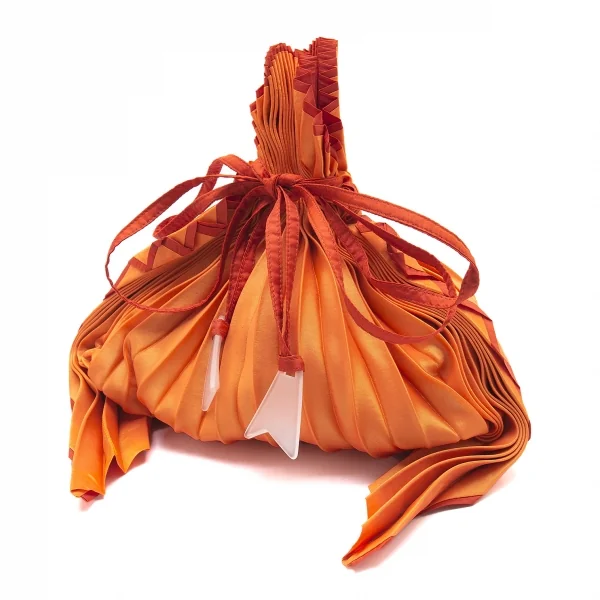 イッセイミヤケ フェットISSEY MIYAKE FETE プリーツアクリル装飾巾着バッグ オレンジ K-105909_001