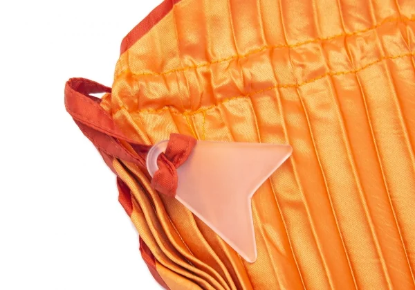 イッセイミヤケ フェットISSEY MIYAKE FETE プリーツアクリル装飾巾着バッグ オレンジ K-105909_008
