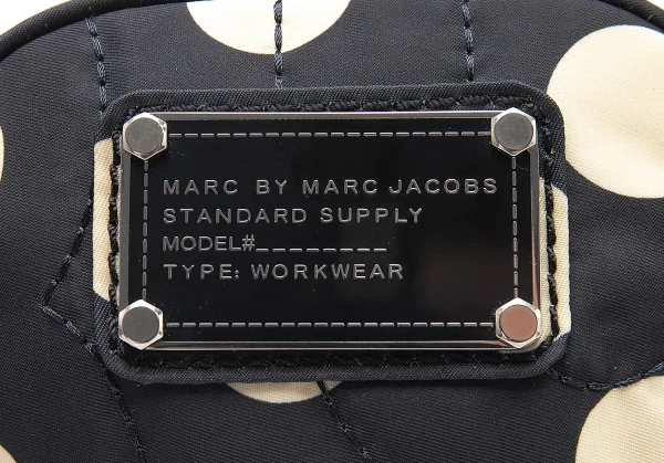 マークバイマークジェイコブスMARC by MARC JACOBS メタルプレートドットミニポーチ 紺オフ K-105915_002