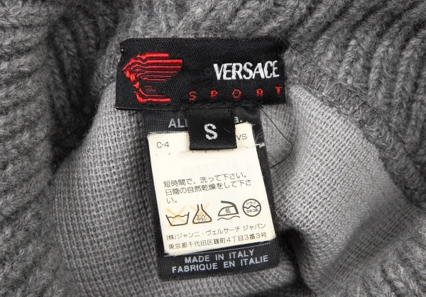 ヴェルサーチスポーツVERSACE PORT メデューサフェイクレザーパッチハイネックノースリーブニット グレーS K-106117_016
