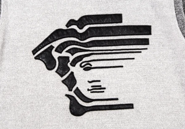 ヴェルサーチスポーツVERSACE PORT メデューサフェイクレザーパッチハイネックノースリーブニット グレーS K-106117_007