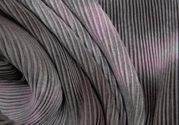 イッセイミヤケ フェットISSEY MIYAKE FETE プリーツねじりデザイングラデーションセットアップ グレー紫2 K-106556_018