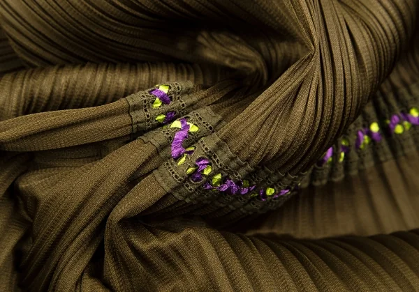 プリーツプリーズPLEATS PLEASE プリーツ裾テープ切替ノースリーブワンピース カーキ3 K-106791_013