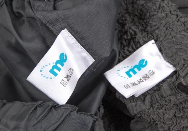 イッセイミヤケ ミーISSEY MIYAKE me ウエストカリフラワー切替ストライプスカート グレーF K-106826_015