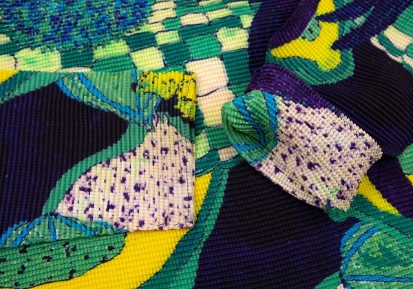 イッセイミヤケ ミーISSEY MIYAKE me トロピカルフルーツプリントストレッチプリーツハイネックカットソー 紺黄他F K-107573_009