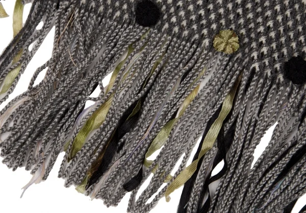 イッセイミヤケ ハートISSEY MIYAKE HaaT ウールリボン花コサージュフリンジマフラー グレー他 K-108397_004