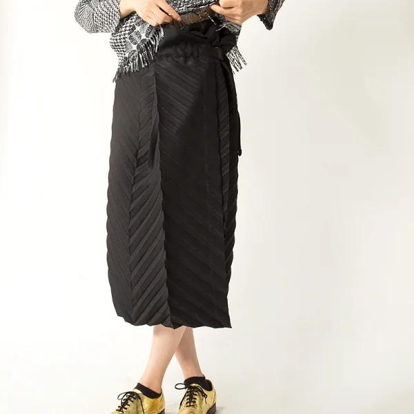 イッセイミヤケ ミーISSEY MIYAKE me ヘリンボーンプリーツラップスカート 黒F K-108604_014