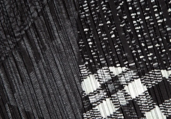 プリーツプリーズPLEATS PLEASE マルチファブリックプリントプリーツフリンジ長袖カットソー グレー白黒3 K-108607_011