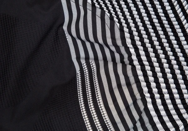 イッセイミヤケISSEY MIYAKE SUNSET ストライププリーツ変形デザイントップス 黒赤グレー2 K-108653_011